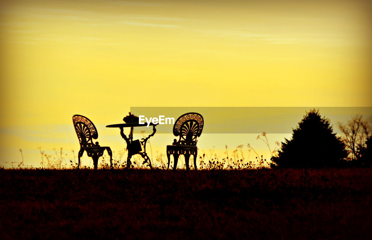 SILHOUETTE HORSES ON FIELD AGAINST SKY