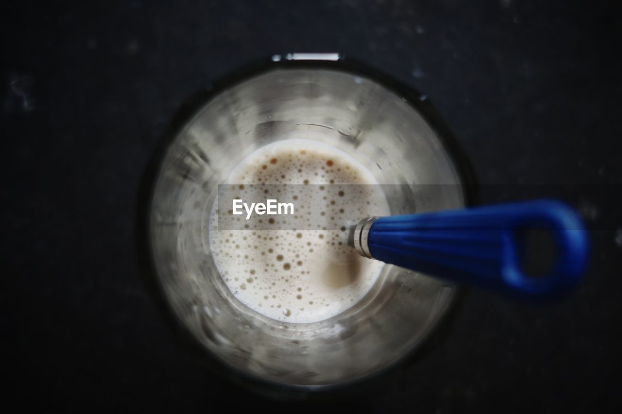 HIGH ANGLE VIEW OF COFFEE IN CUP