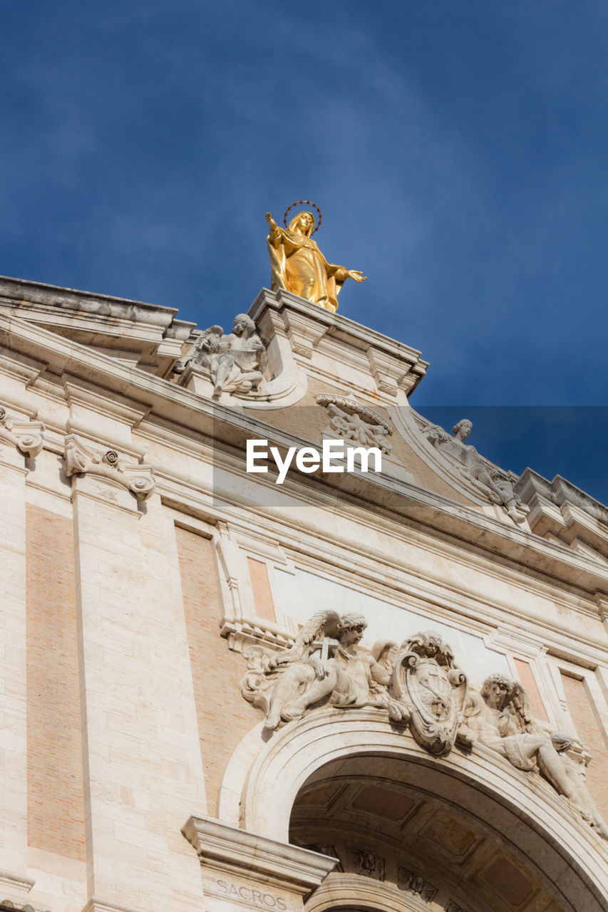 LOW ANGLE VIEW OF STATUE OF BUILDING