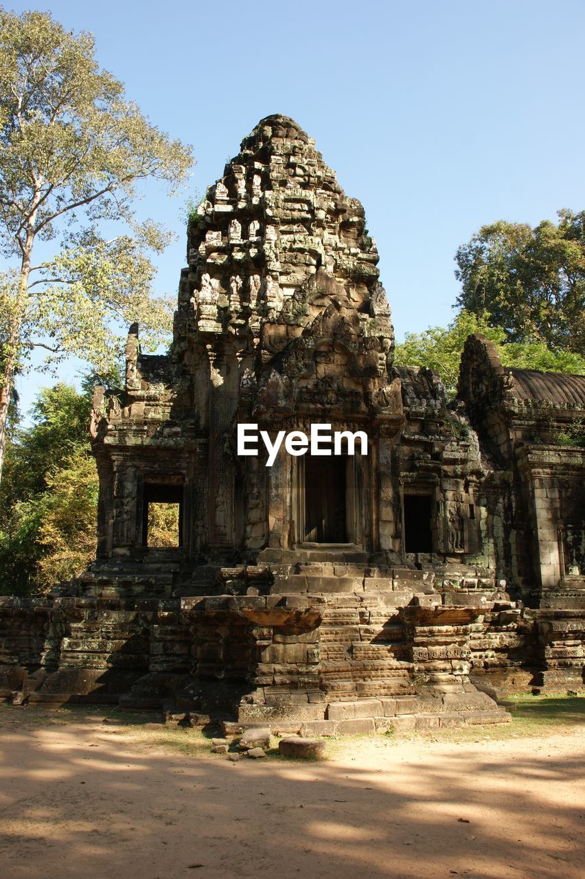 VIEW OF OLD TEMPLE BUILDING AGAINST SKY