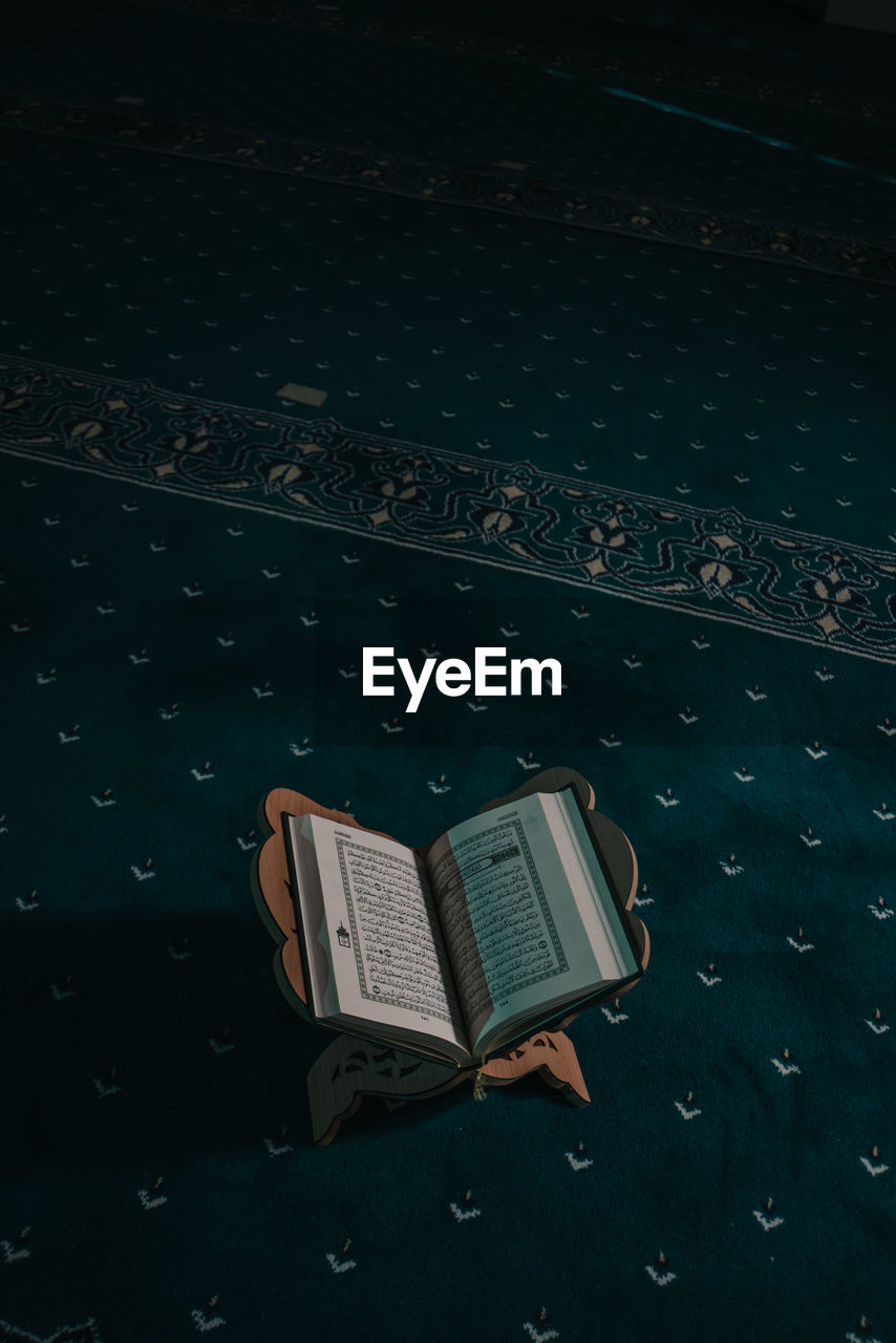 HIGH ANGLE VIEW OF CROSS ON TABLE