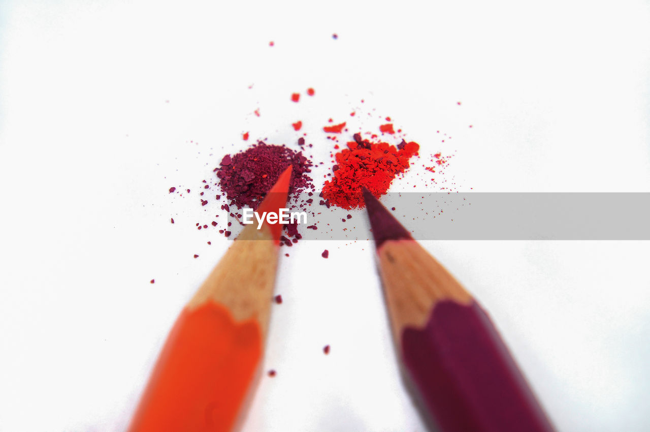 HIGH ANGLE VIEW OF MULTI COLORED PENCILS AGAINST WHITE BACKGROUND