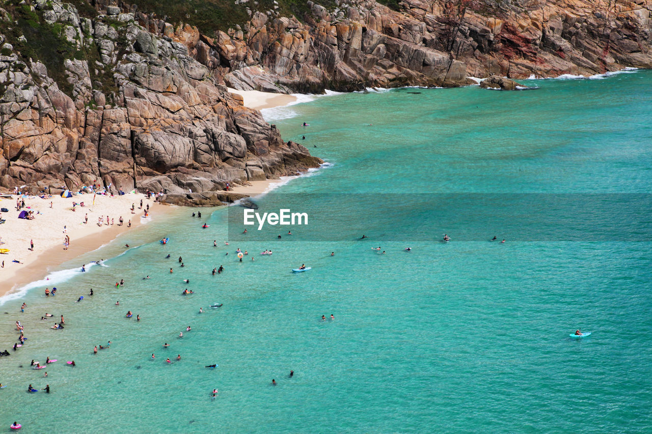 HIGH ANGLE VIEW OF ROCKS ON SEA