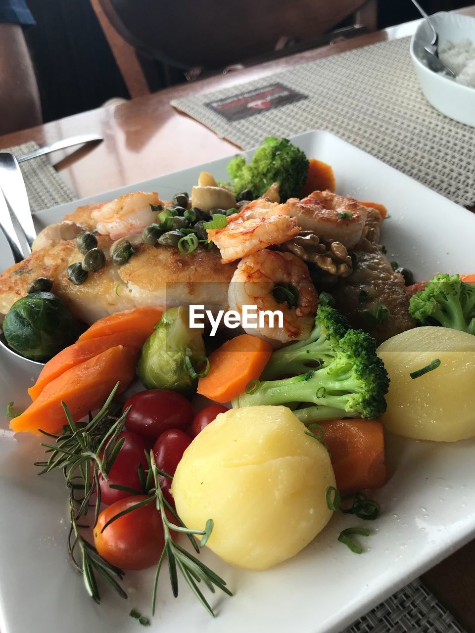 CLOSE-UP OF FOOD ON PLATE