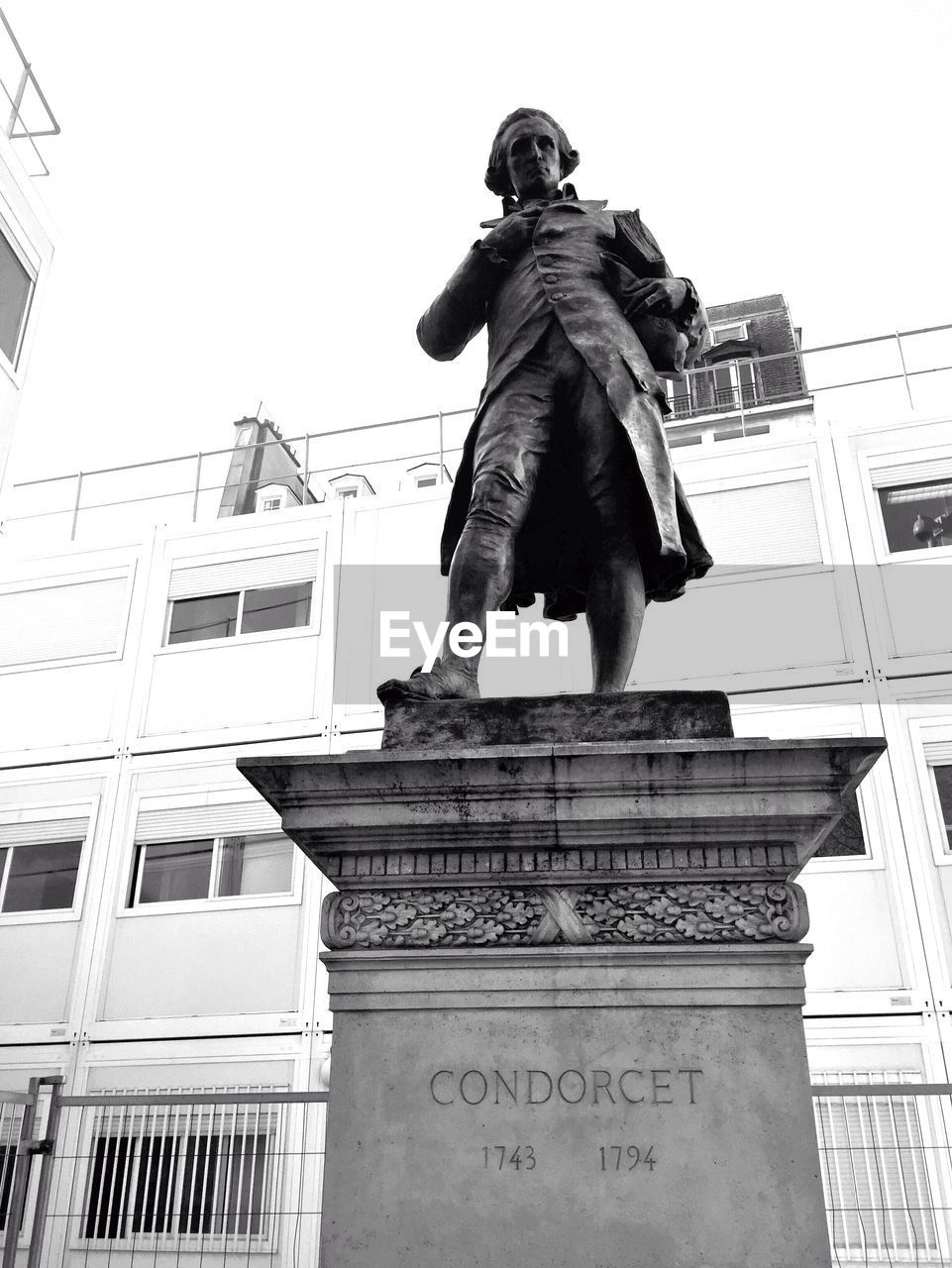 LOW ANGLE VIEW OF STATUE OF BUILDING