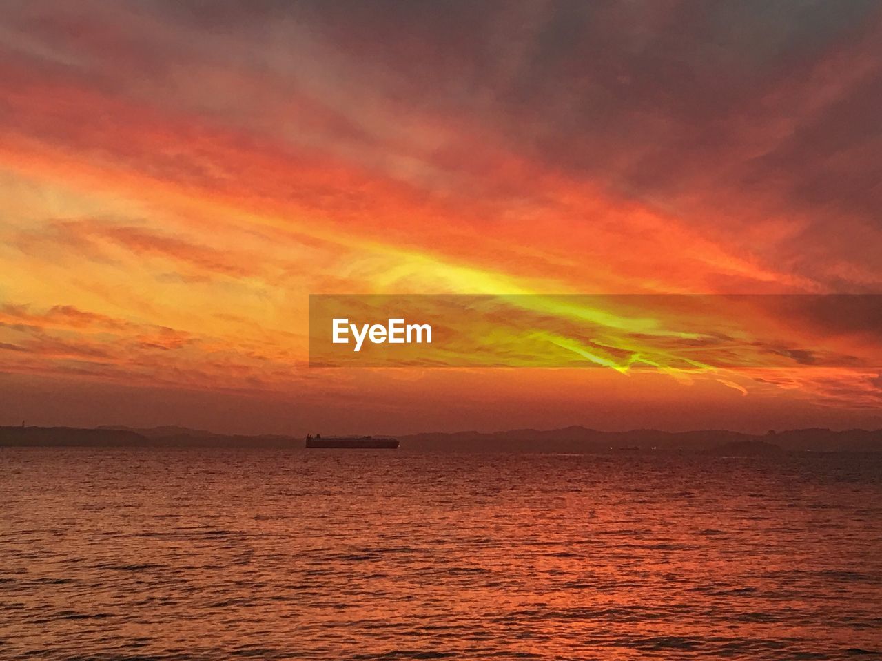 SCENIC VIEW OF SEA AGAINST ROMANTIC SKY