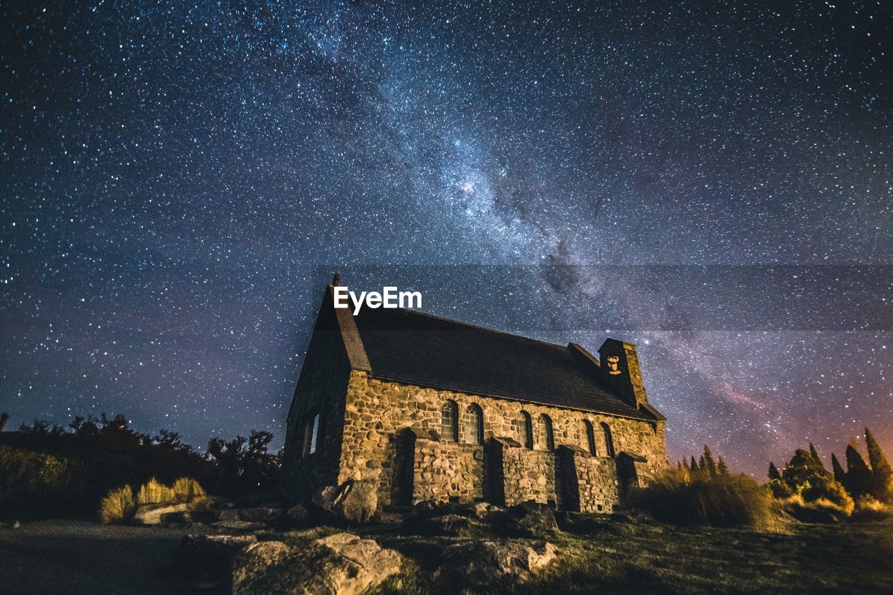 BUILT STRUCTURE AGAINST SKY AT NIGHT