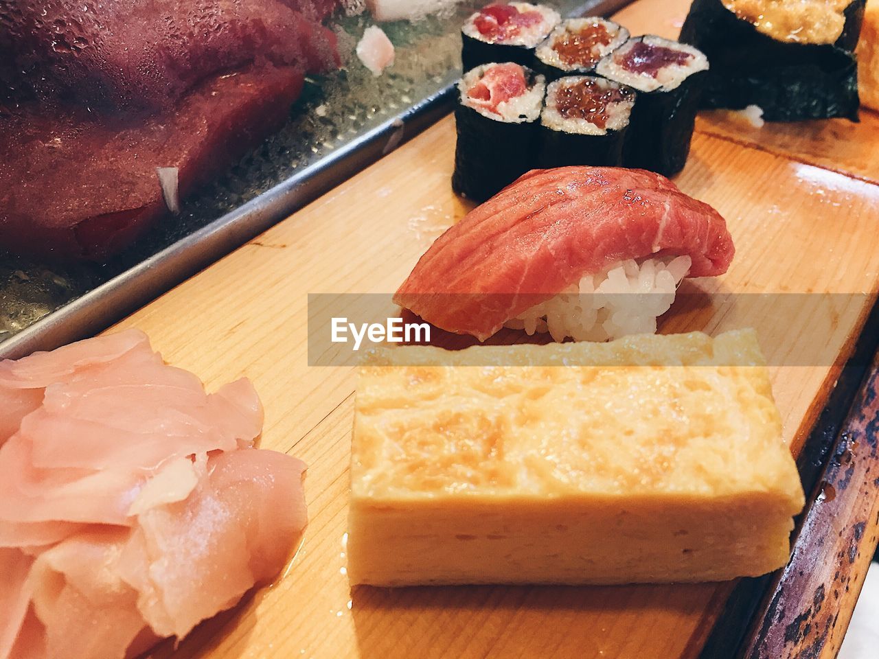 CLOSE-UP OF SUSHI ON PLATE