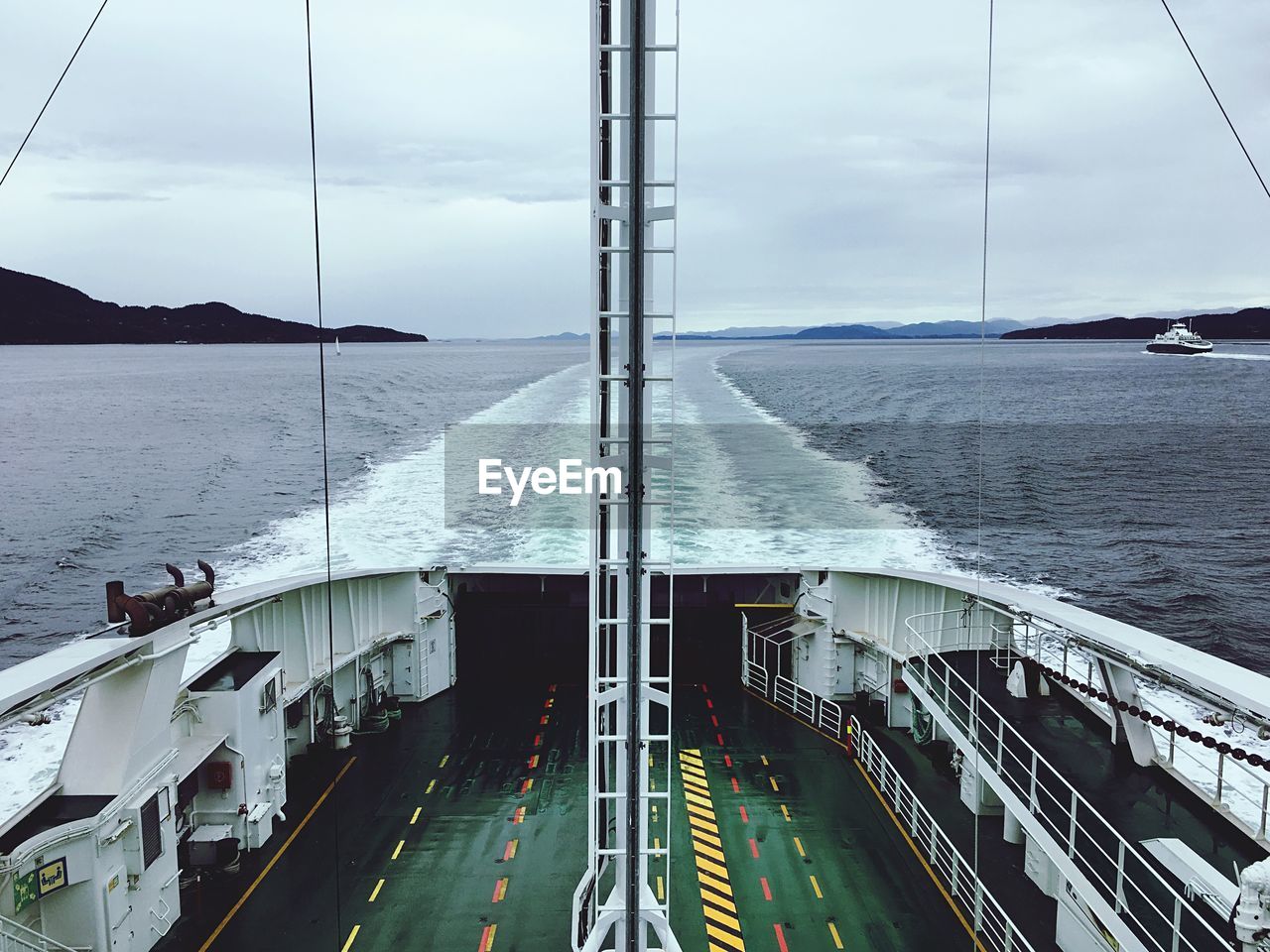 PANORAMIC VIEW OF SEA BY MOUNTAINS AGAINST SKY