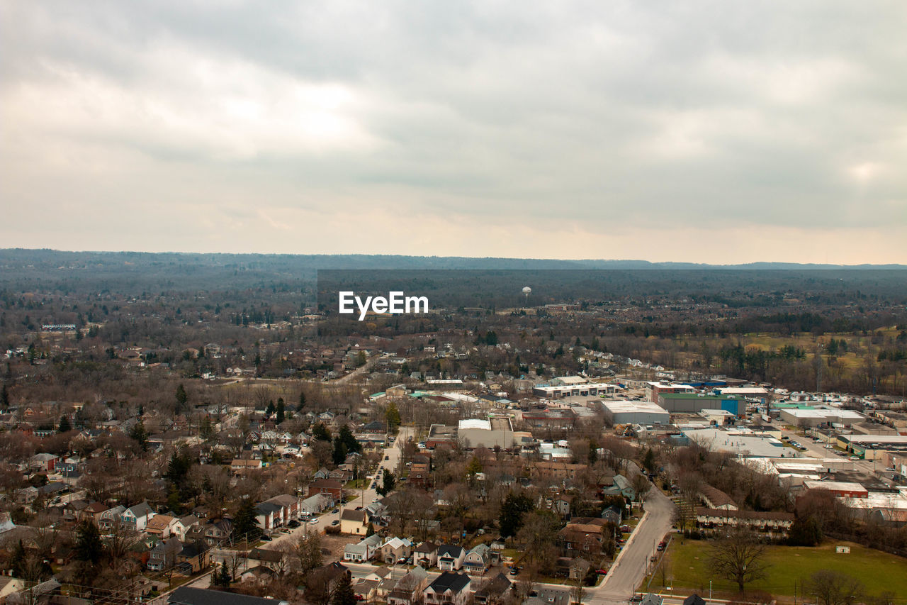 HIGH ANGLE VIEW OF CITYSCAPE AGAINST SKY