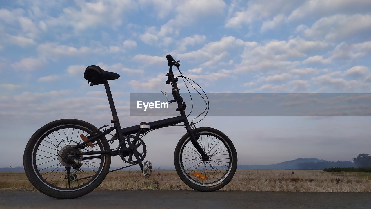 SIDE VIEW OF BICYCLE ON ROAD