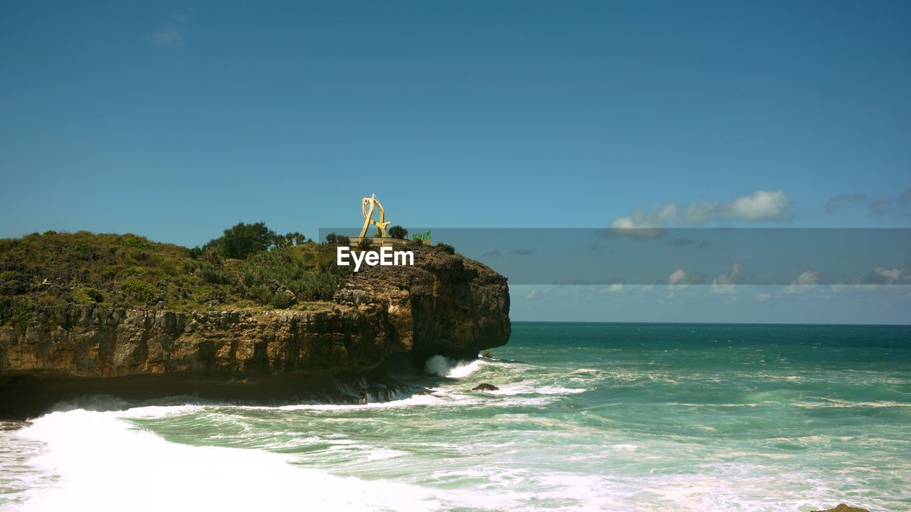 SCENIC VIEW OF SEA AGAINST ROCKS