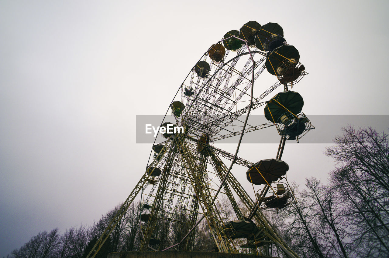 LOW ANGLE VIEW OF CHAIN SWING RIDE AGAINST CLEAR SKY