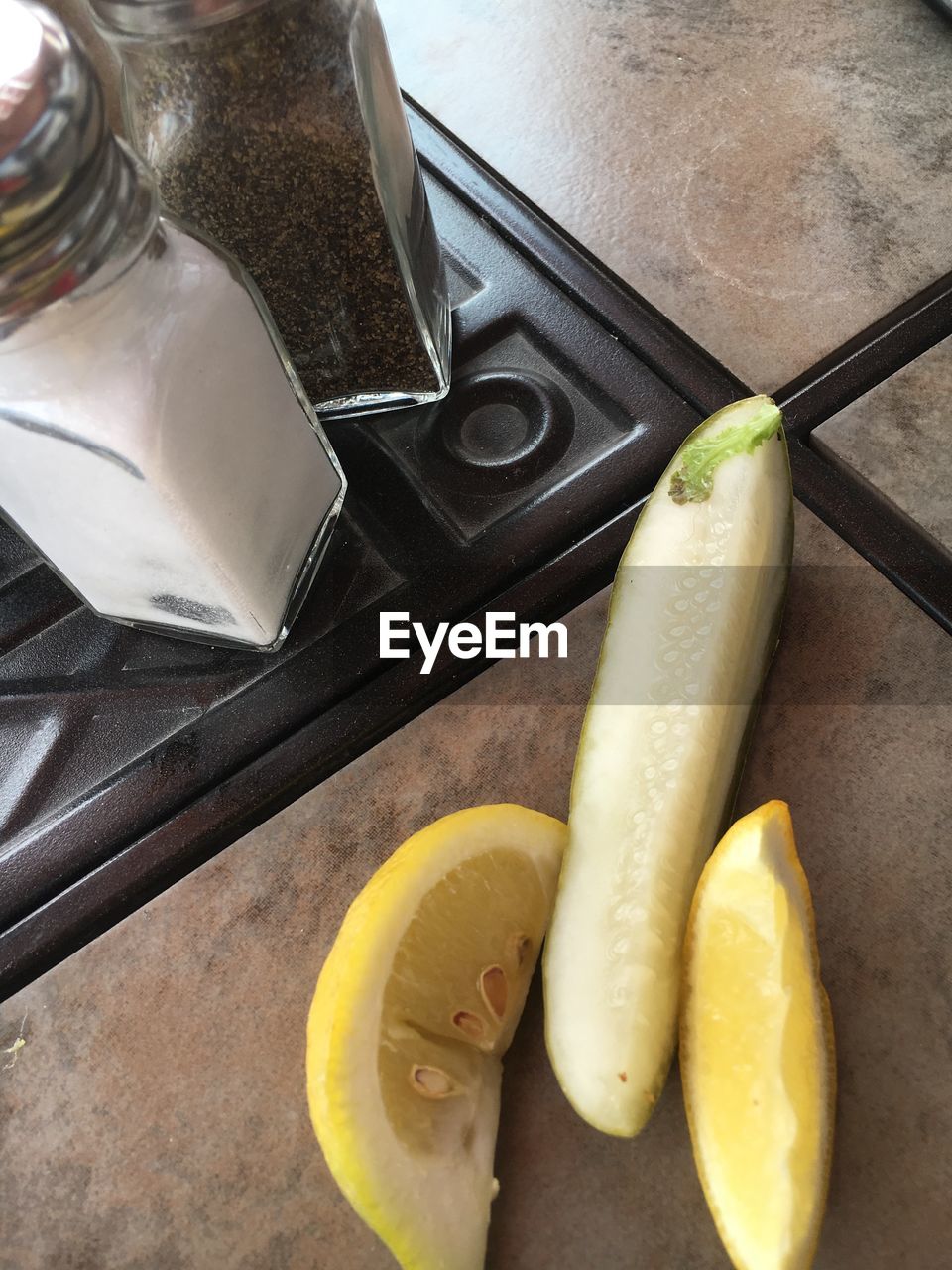 HIGH ANGLE VIEW OF FRUIT IN PLATE ON TABLE