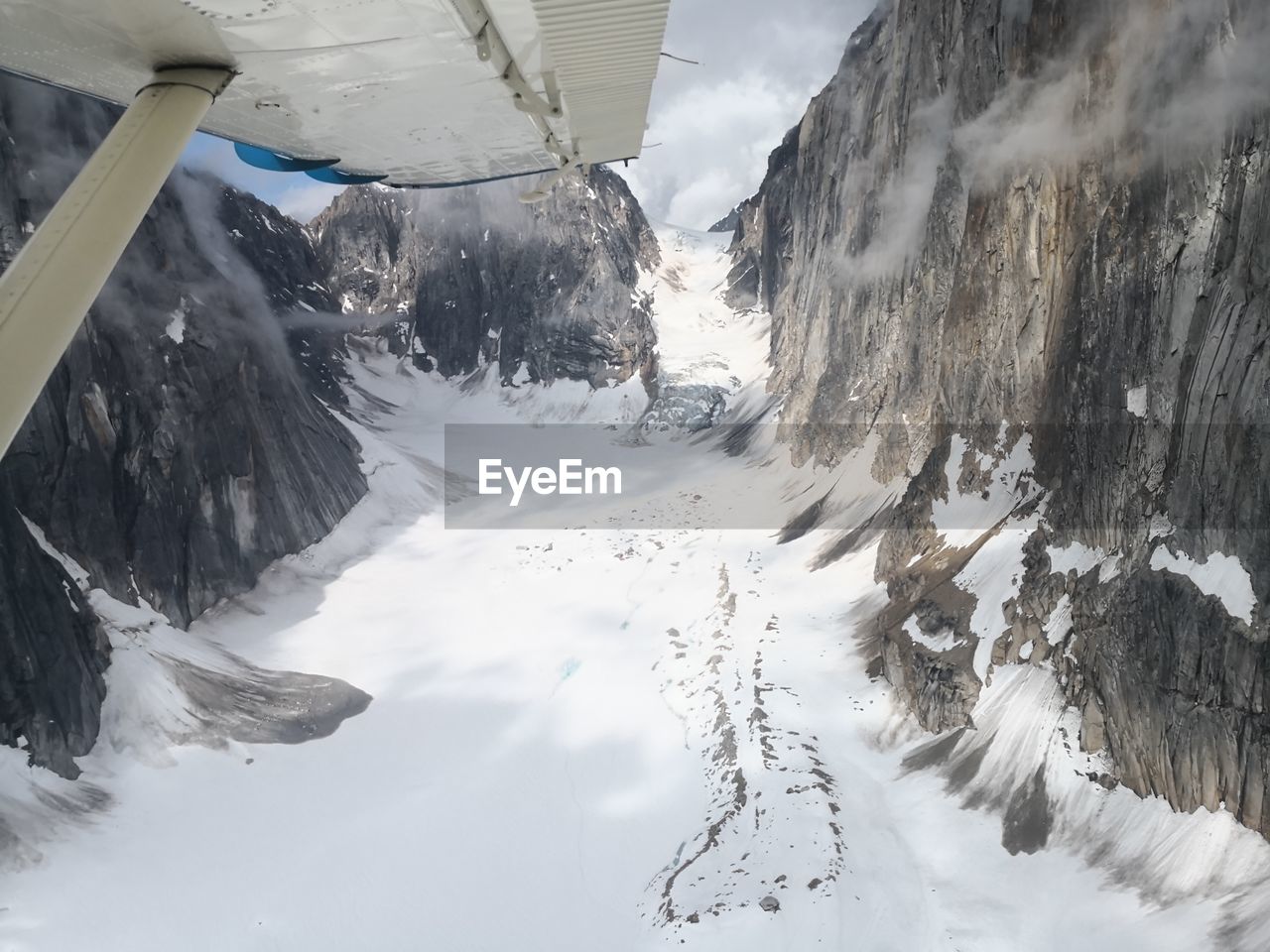 SCENIC VIEW OF SNOWCAPPED MOUNTAIN AGAINST SKY