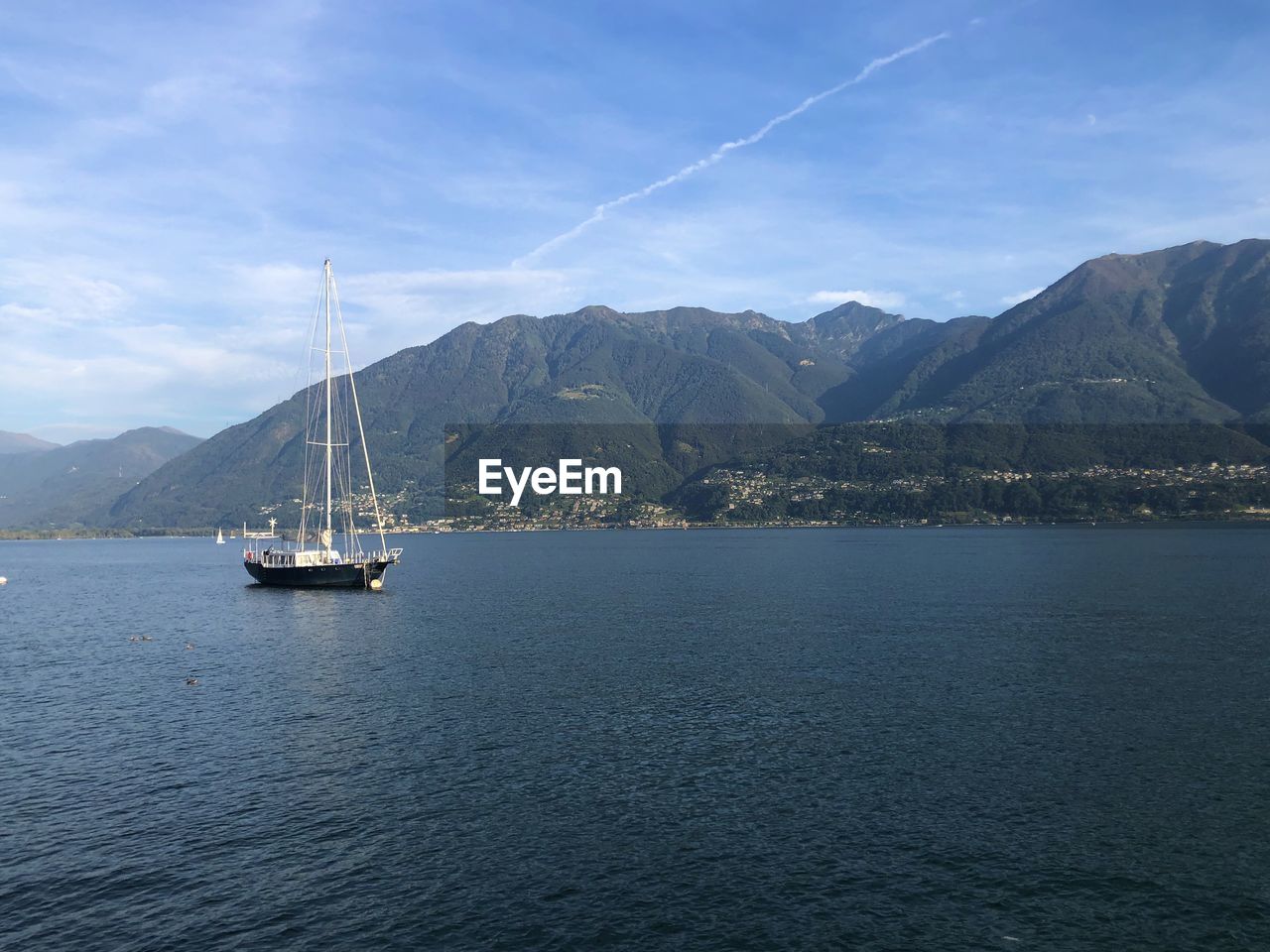 SAILBOAT ON SEA AGAINST SKY