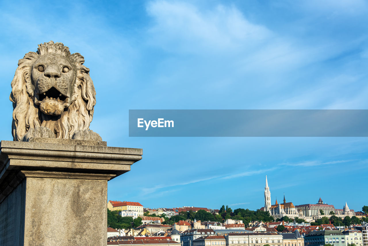 STATUE OF HISTORICAL BUILDING AGAINST SKY