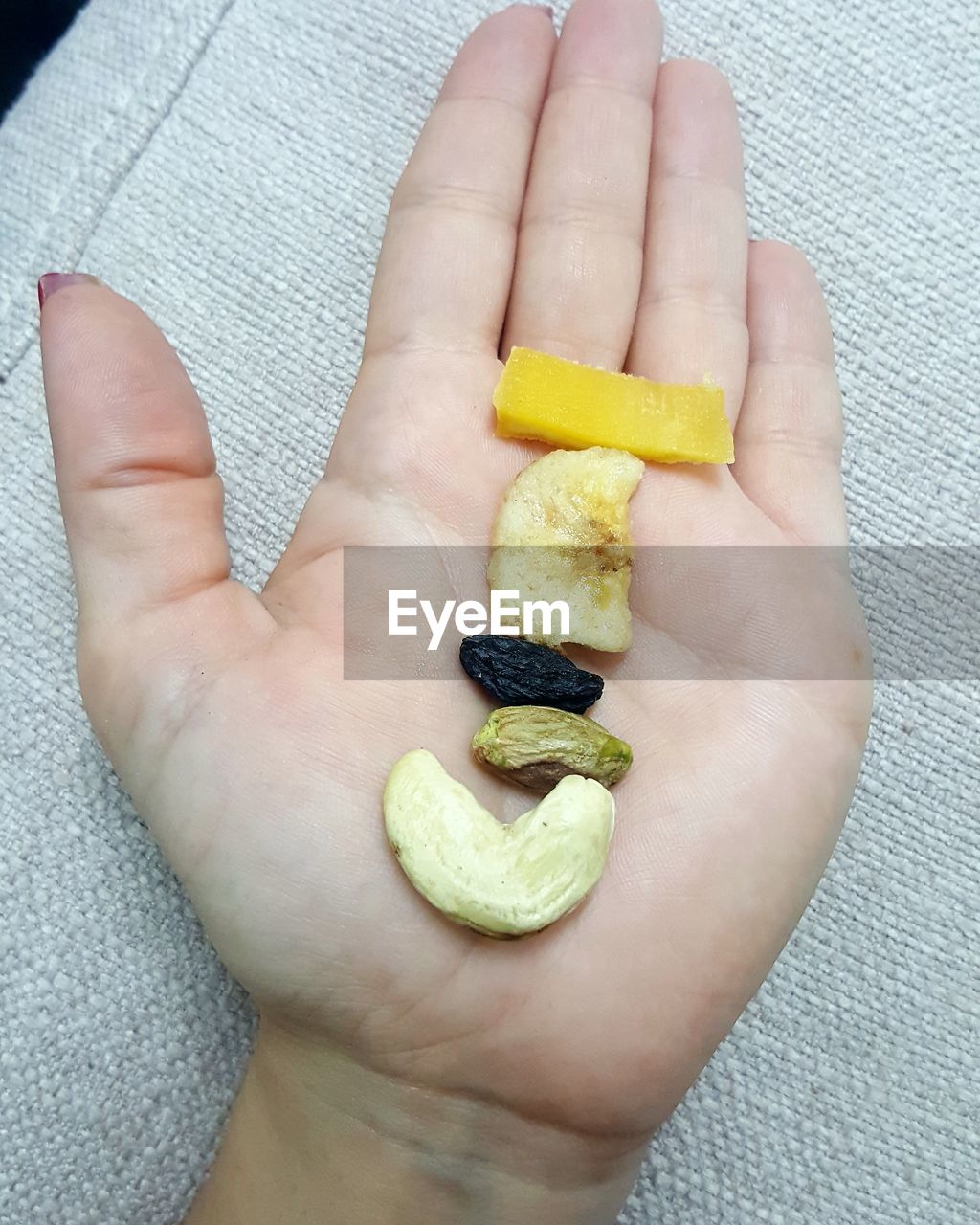 CROPPED IMAGE OF PERSON HOLDING FRUIT