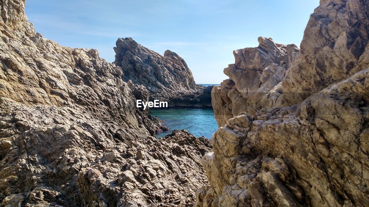 PANORAMIC SHOT OF SEA AND BEACH AGAINST SKY