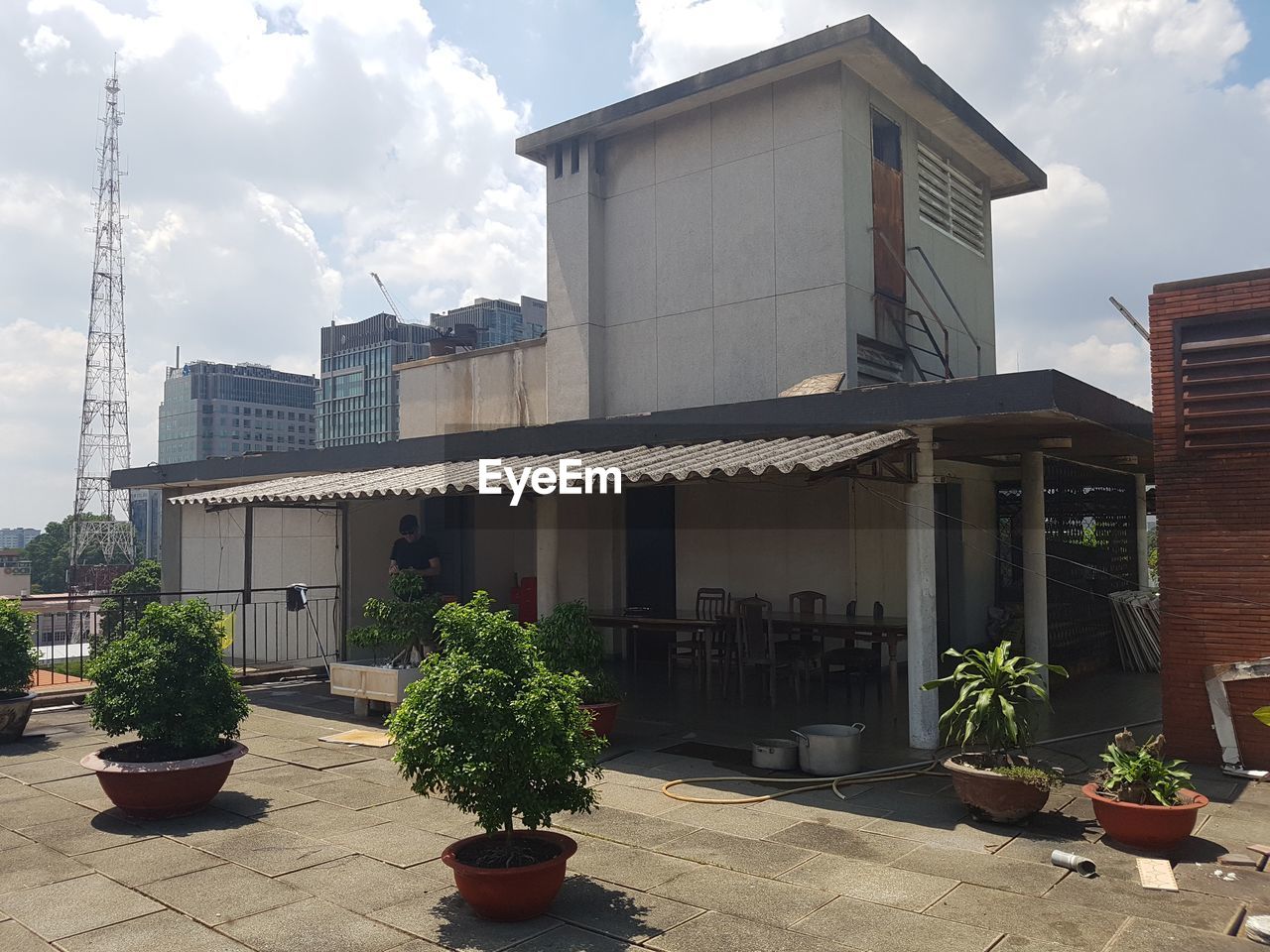 VIEW OF BUILDING FACADE