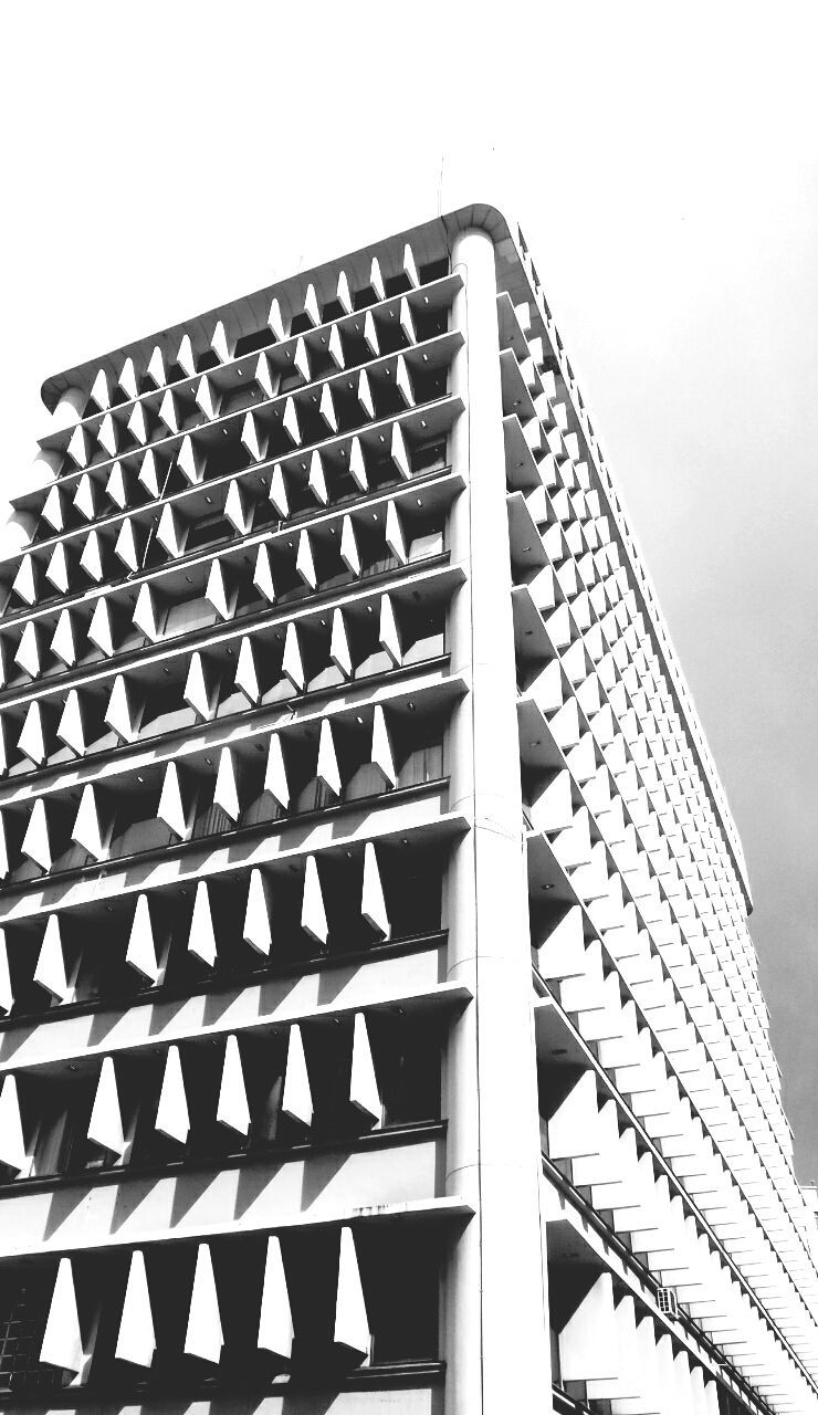 LOW ANGLE VIEW OF MODERN BUILDING AGAINST SKY