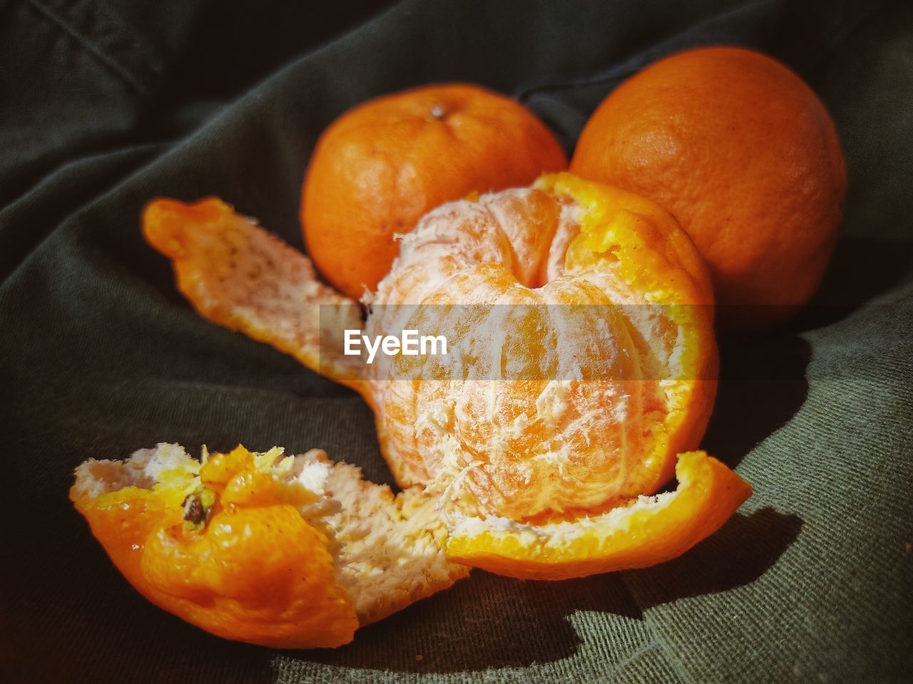 HIGH ANGLE VIEW OF ORANGE SLICES IN PLATE