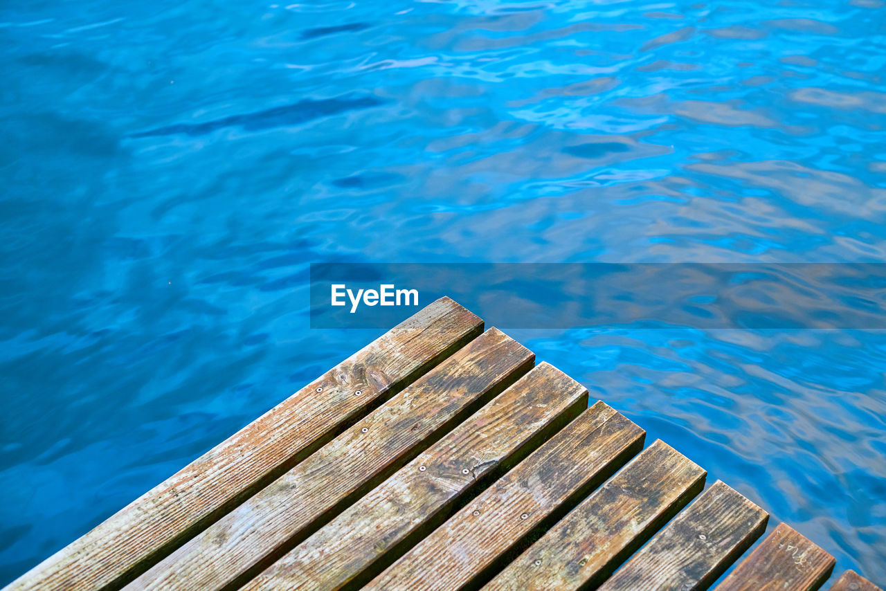 HIGH ANGLE VIEW OF PIER OVER LAKE