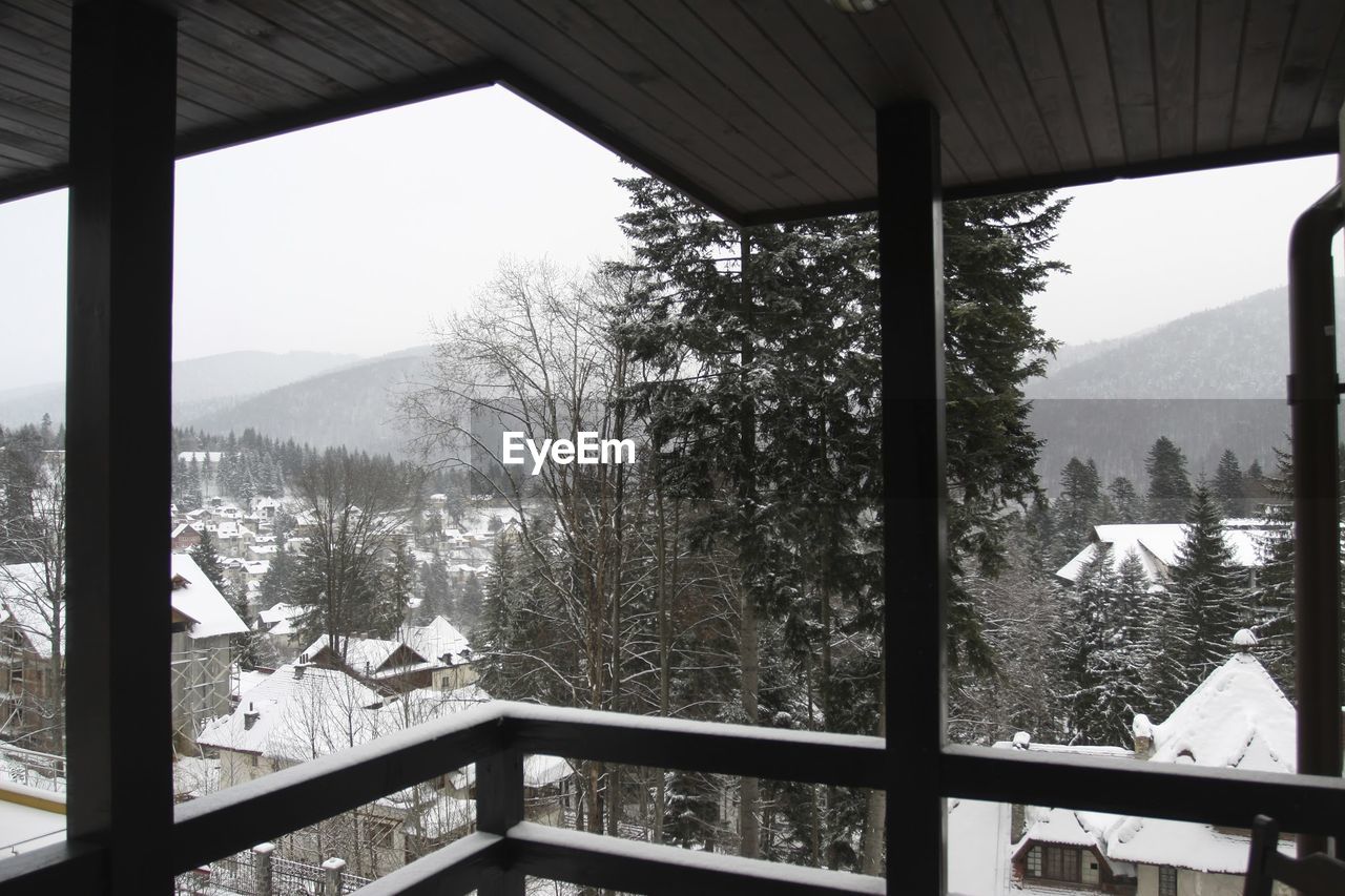 SCENIC VIEW OF SNOW COVERED MOUNTAINS AGAINST SKY