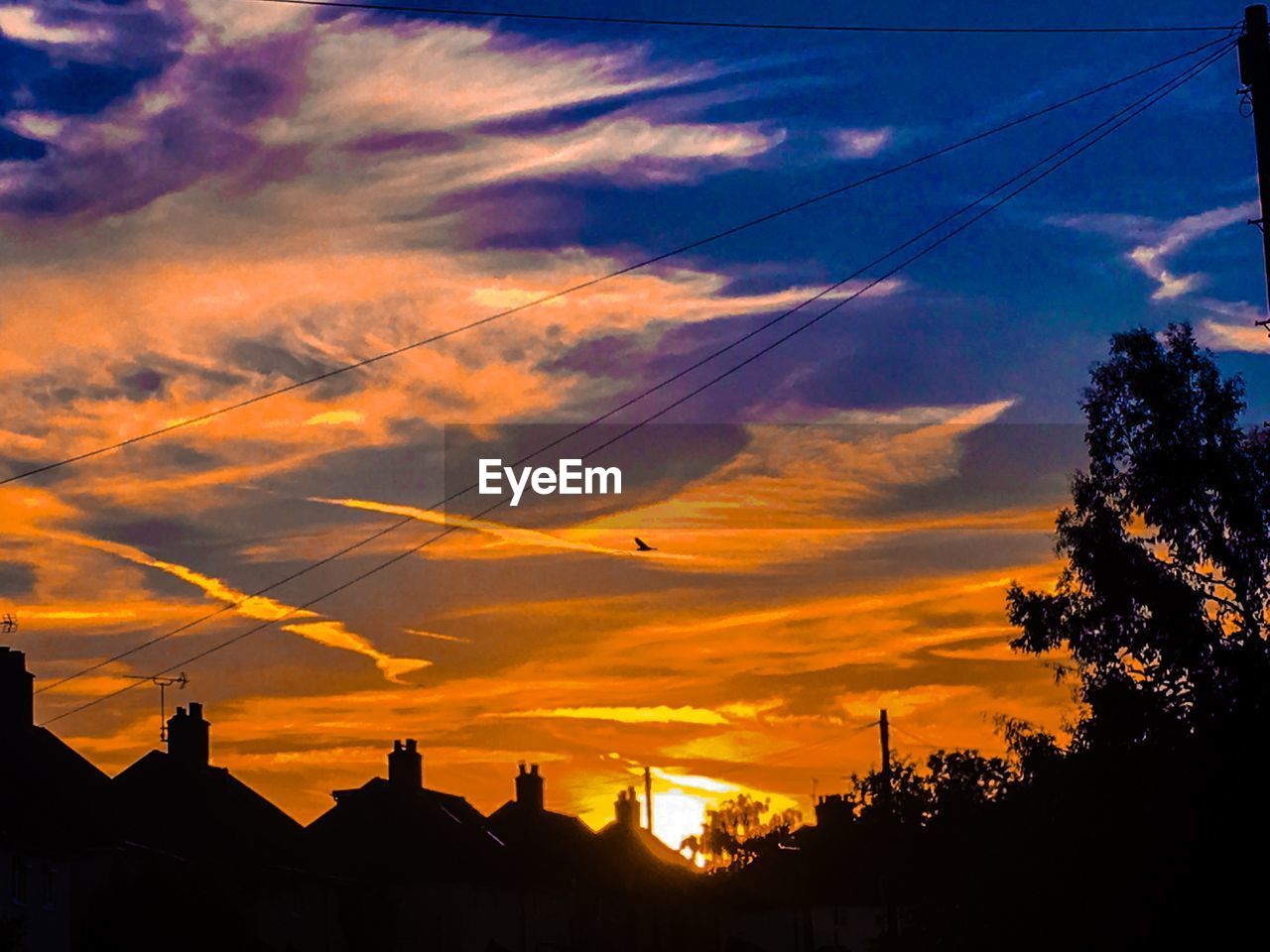 LOW ANGLE VIEW OF SILHOUETTE BUILDINGS AGAINST SKY