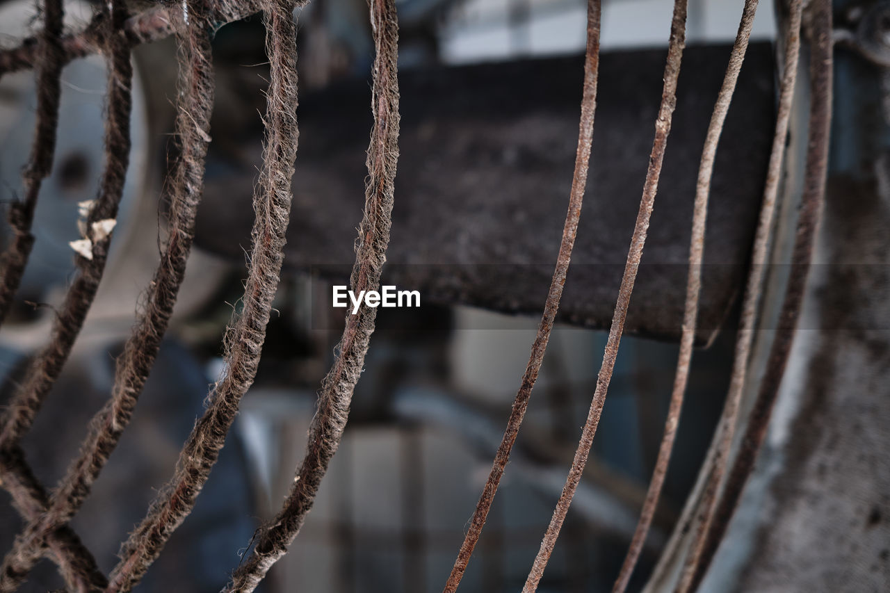 close-up, metal, no people, focus on foreground, macro photography, pattern, rusty, day, fence, nature, outdoors, selective focus, chain, full frame