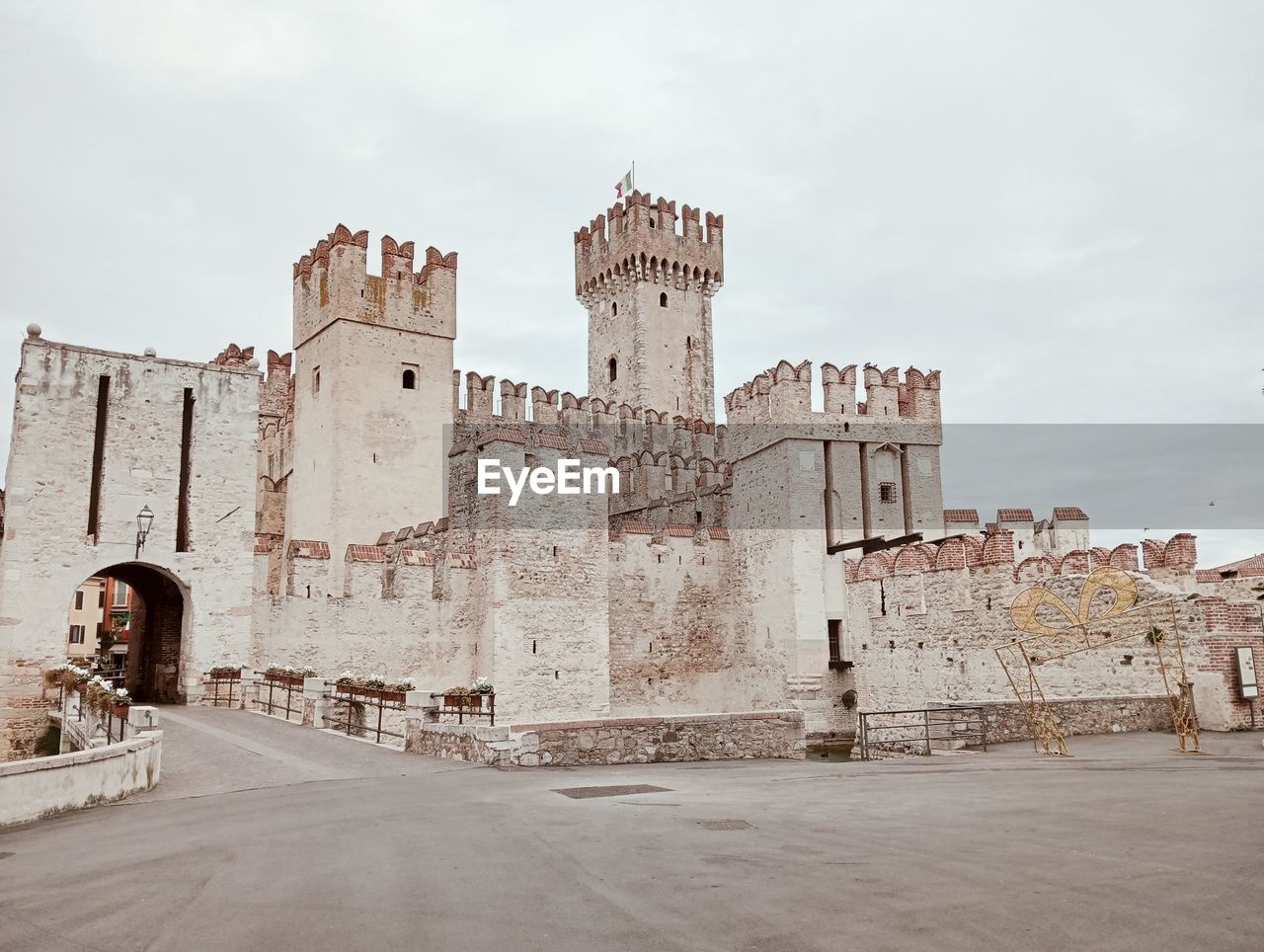architecture, history, the past, built structure, building exterior, sky, travel destinations, building, travel, nature, ancient, ancient history, city, old, tourism, fort, castle, cloud, outdoors, religion, medieval, day, fortification, old ruin, wall, fortified wall