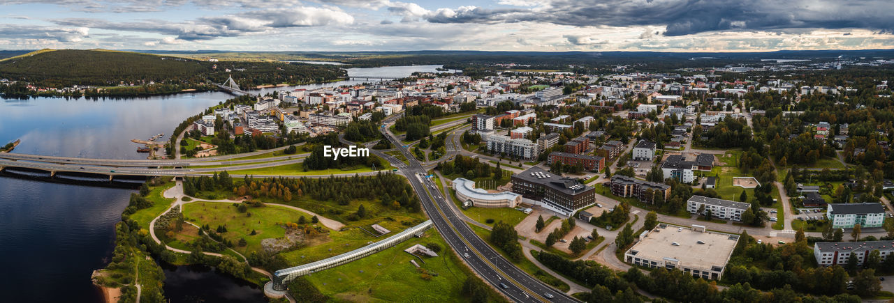 HIGH ANGLE VIEW OF RIVER AND BUILDINGS AGAINST SKY