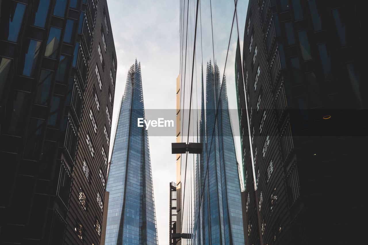 LOW ANGLE VIEW OF SKYSCRAPERS IN CITY