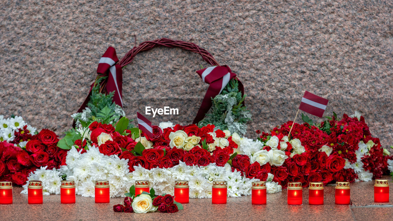 HIGH ANGLE VIEW OF RED FLOWER ON TABLE