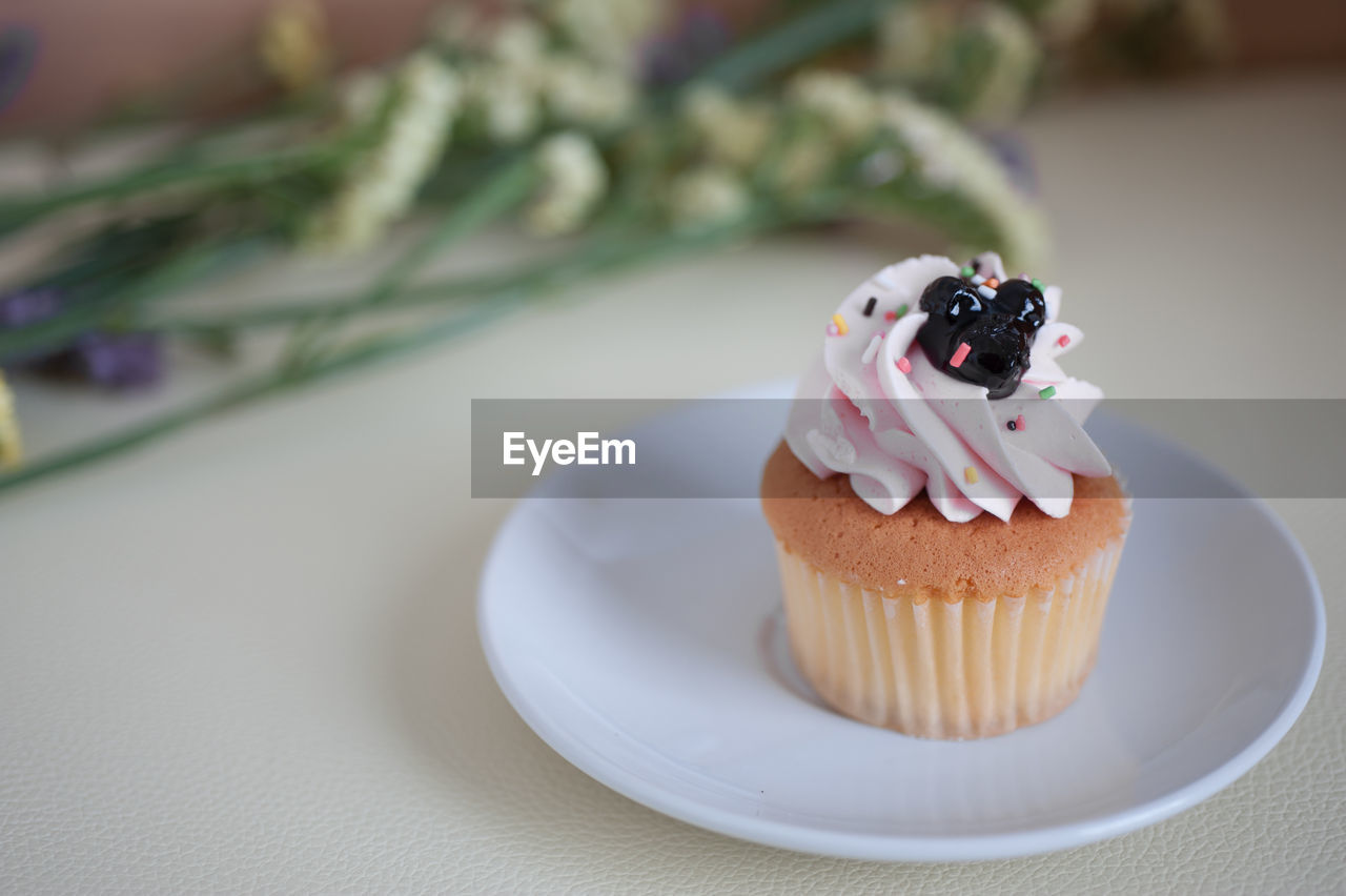CLOSE-UP OF CAKE ON PLATE