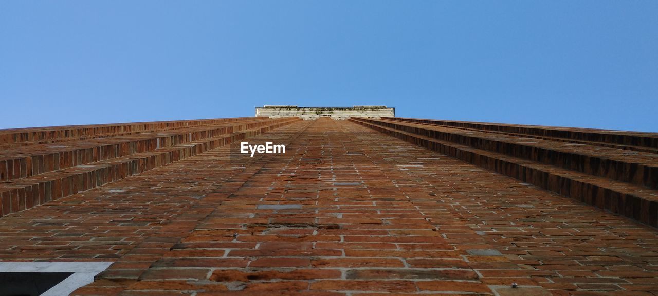 architecture, sky, built structure, clear sky, history, the past, building exterior, roof, travel destinations, blue, no people, brick, travel, nature, wall, tourism, landmark, day, monument, ancient, outdoors, copy space, low angle view, city, building, ancient history, sunny, brick wall