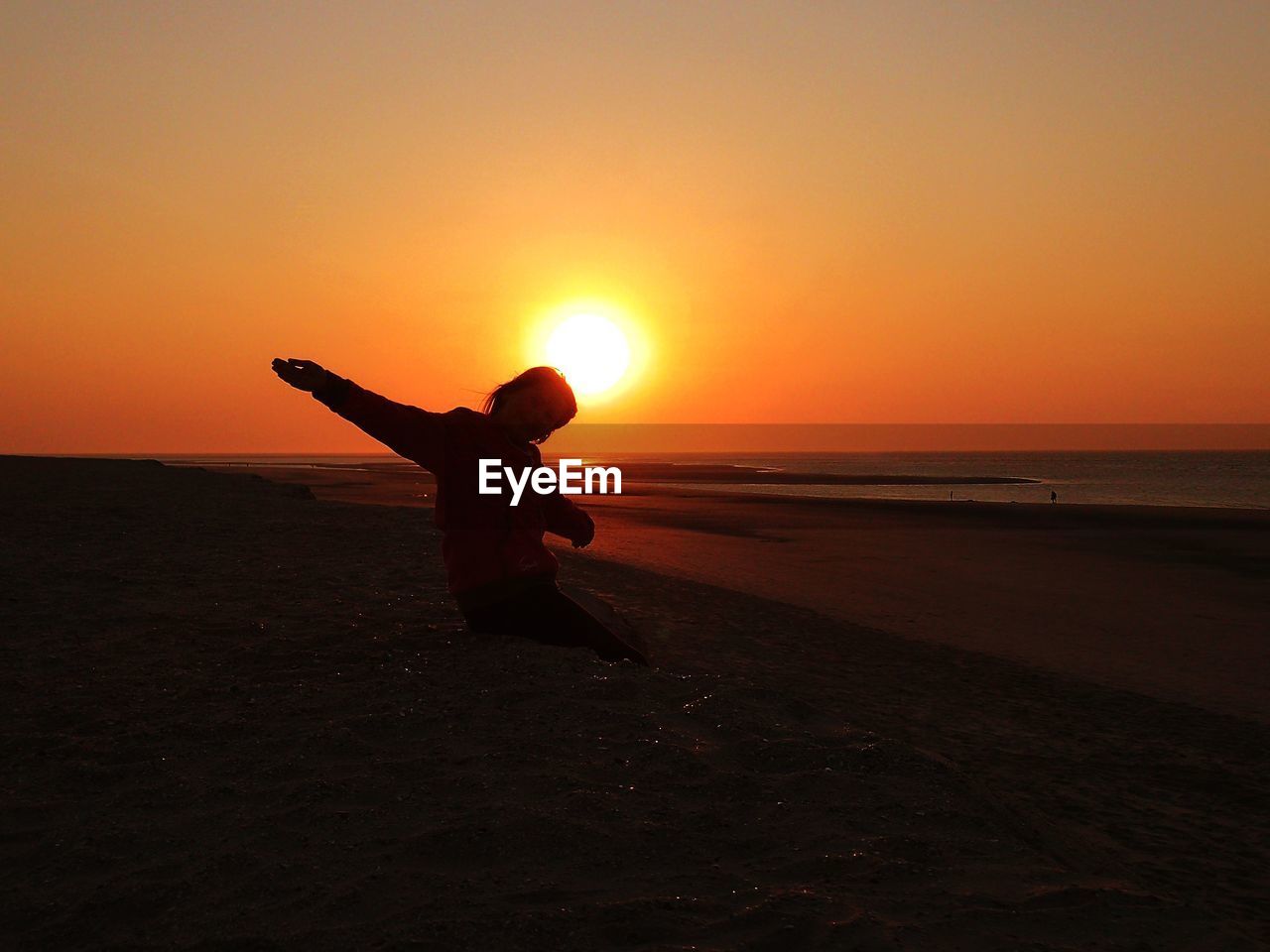 SILHOUETTE MAN ON BEACH DURING SUNSET