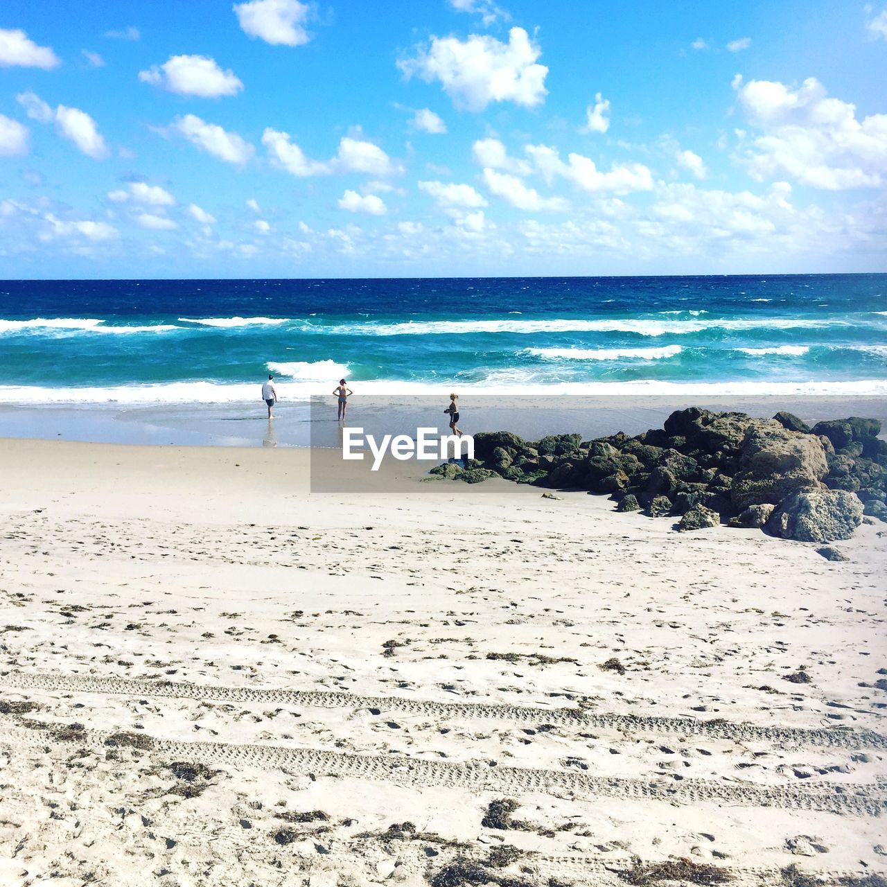 SCENIC VIEW OF BEACH BY SEA AGAINST SKY