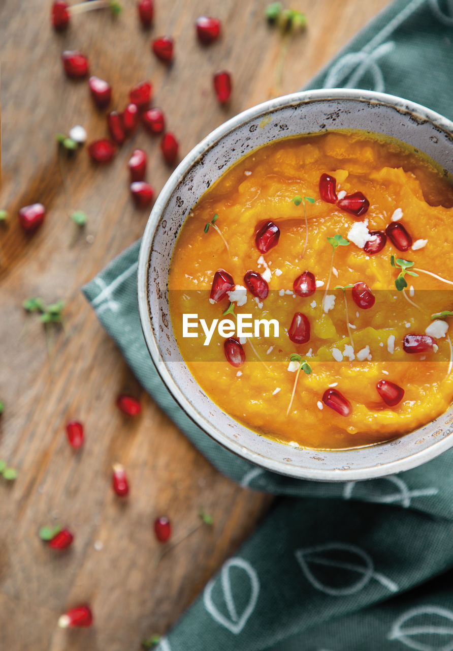 HIGH ANGLE VIEW OF SOUP IN BOWL