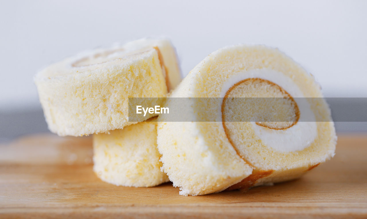 CLOSE-UP OF COOKIES IN PLATE ON TABLE