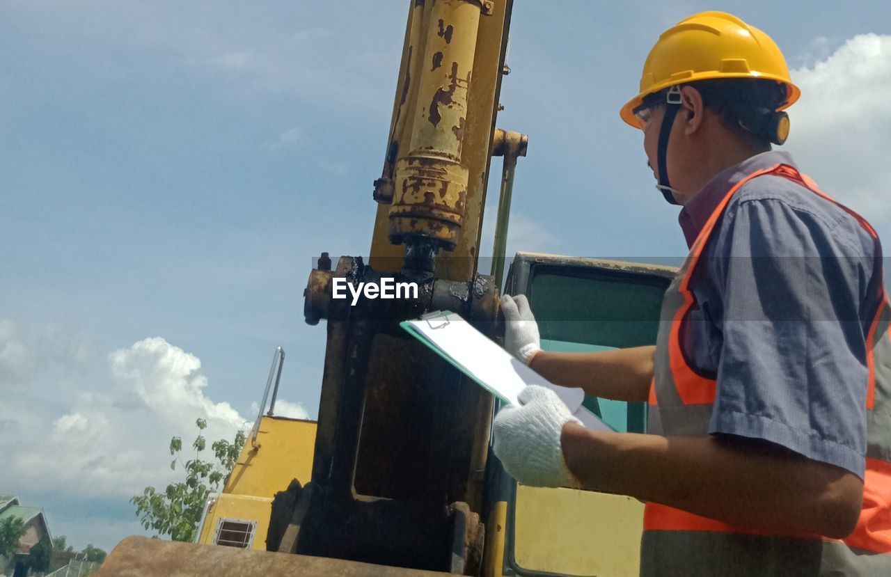 MAN WORKING ON CONSTRUCTION SITE