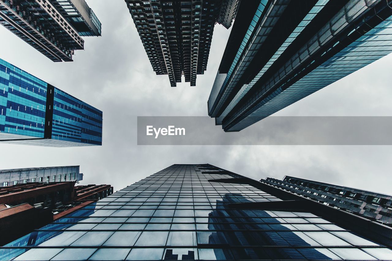 LOW ANGLE VIEW OF MODERN BUILDING AGAINST SKY