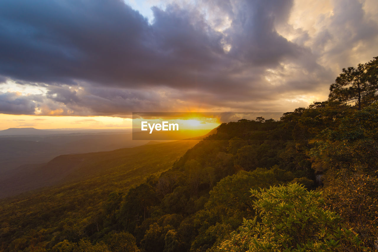 SCENIC VIEW OF DRAMATIC LANDSCAPE AGAINST SKY DURING SUNSET