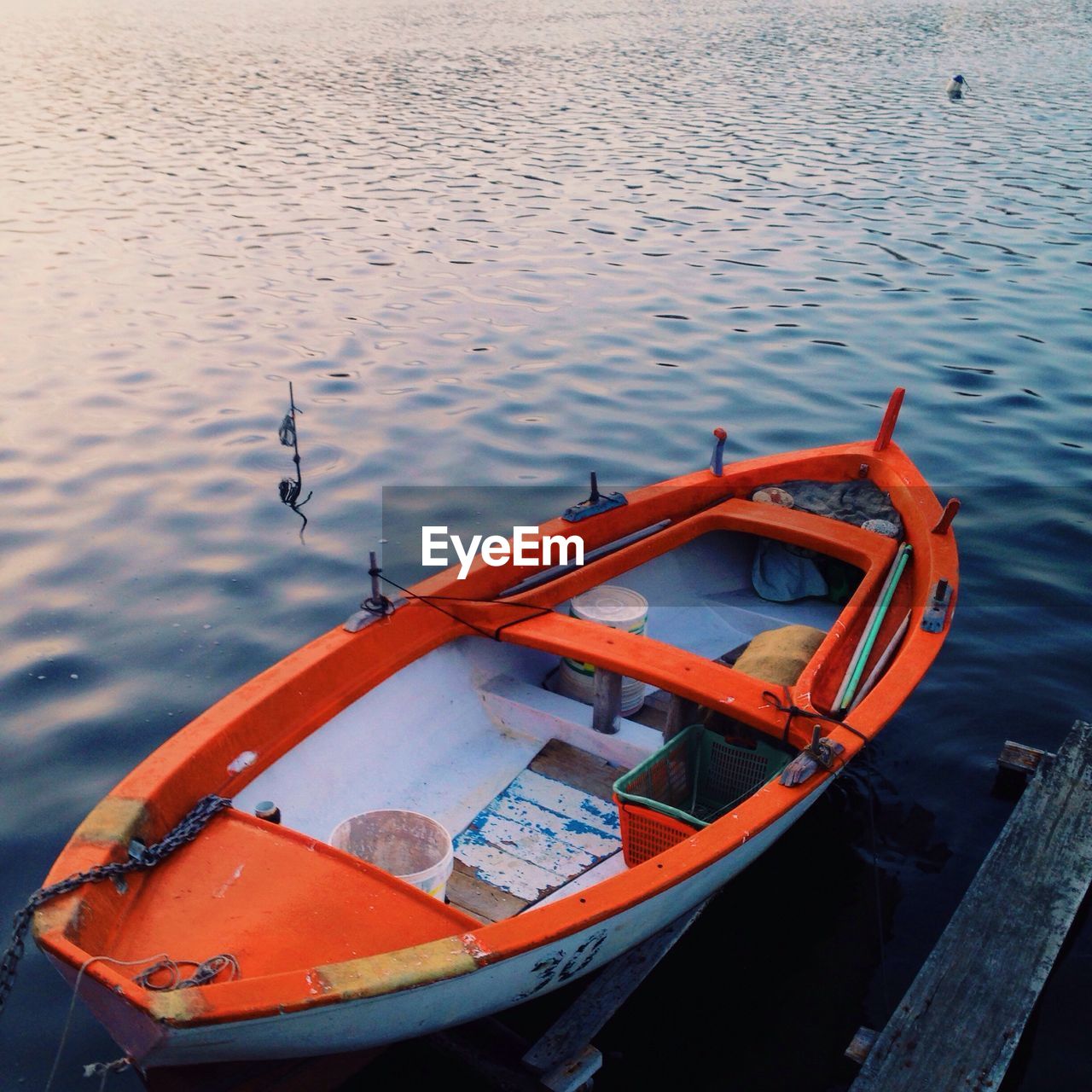 HIGH ANGLE VIEW OF BOAT MOORED IN SEA