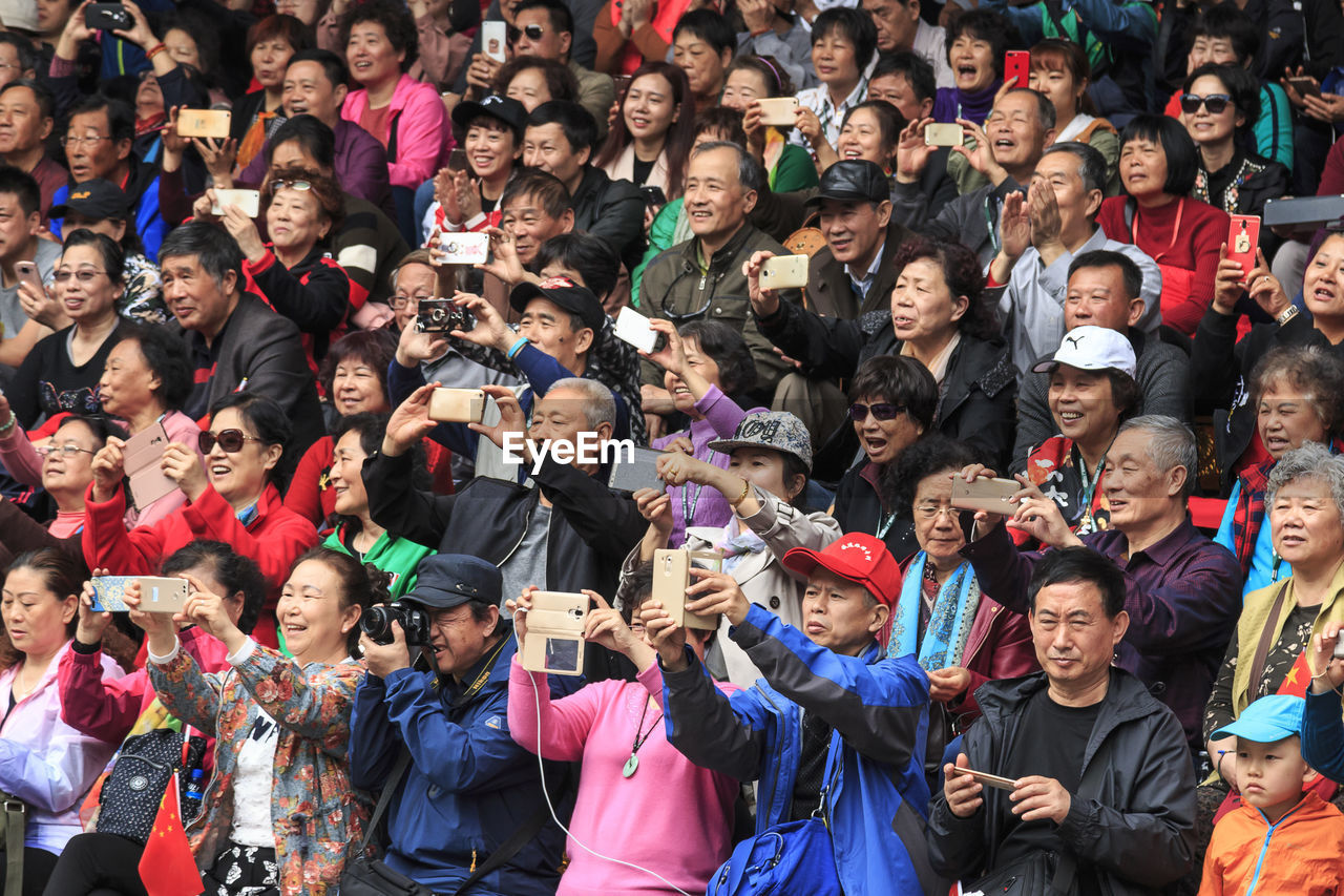 HIGH ANGLE VIEW OF PEOPLE LOOKING AT MARKET