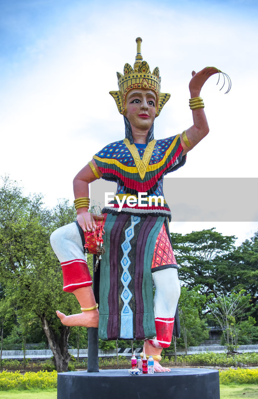 LOW ANGLE VIEW OF FEMALE STATUE AGAINST SKY