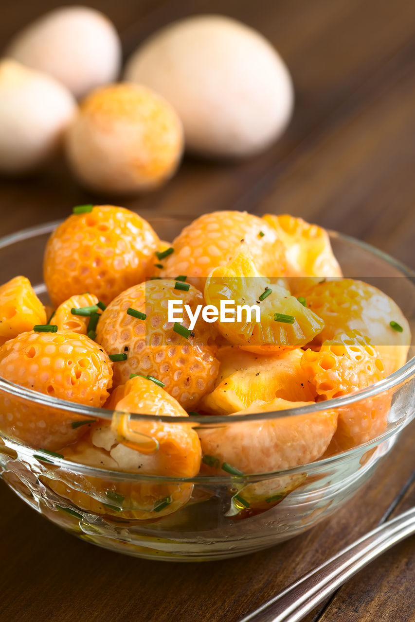 HIGH ANGLE VIEW OF ORANGES IN BOWL ON TABLE