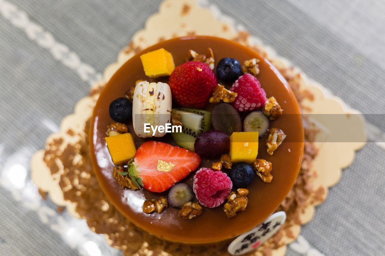 HIGH ANGLE VIEW OF BREAKFAST IN PLATE