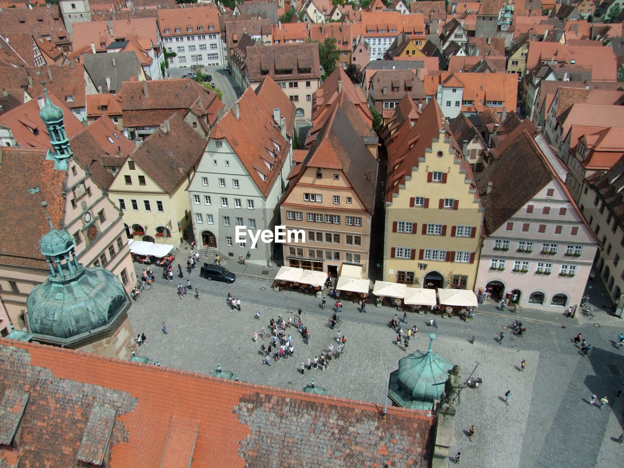 HIGH ANGLE VIEW OF STREET AMIDST HOUSES IN TOWN