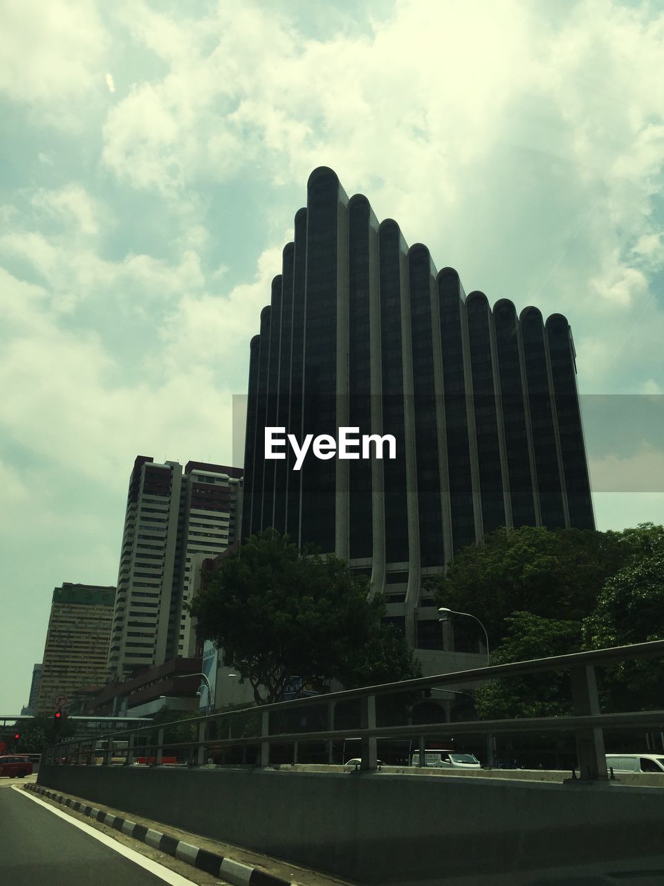 VIEW OF BUILDINGS AGAINST CLOUDY SKY